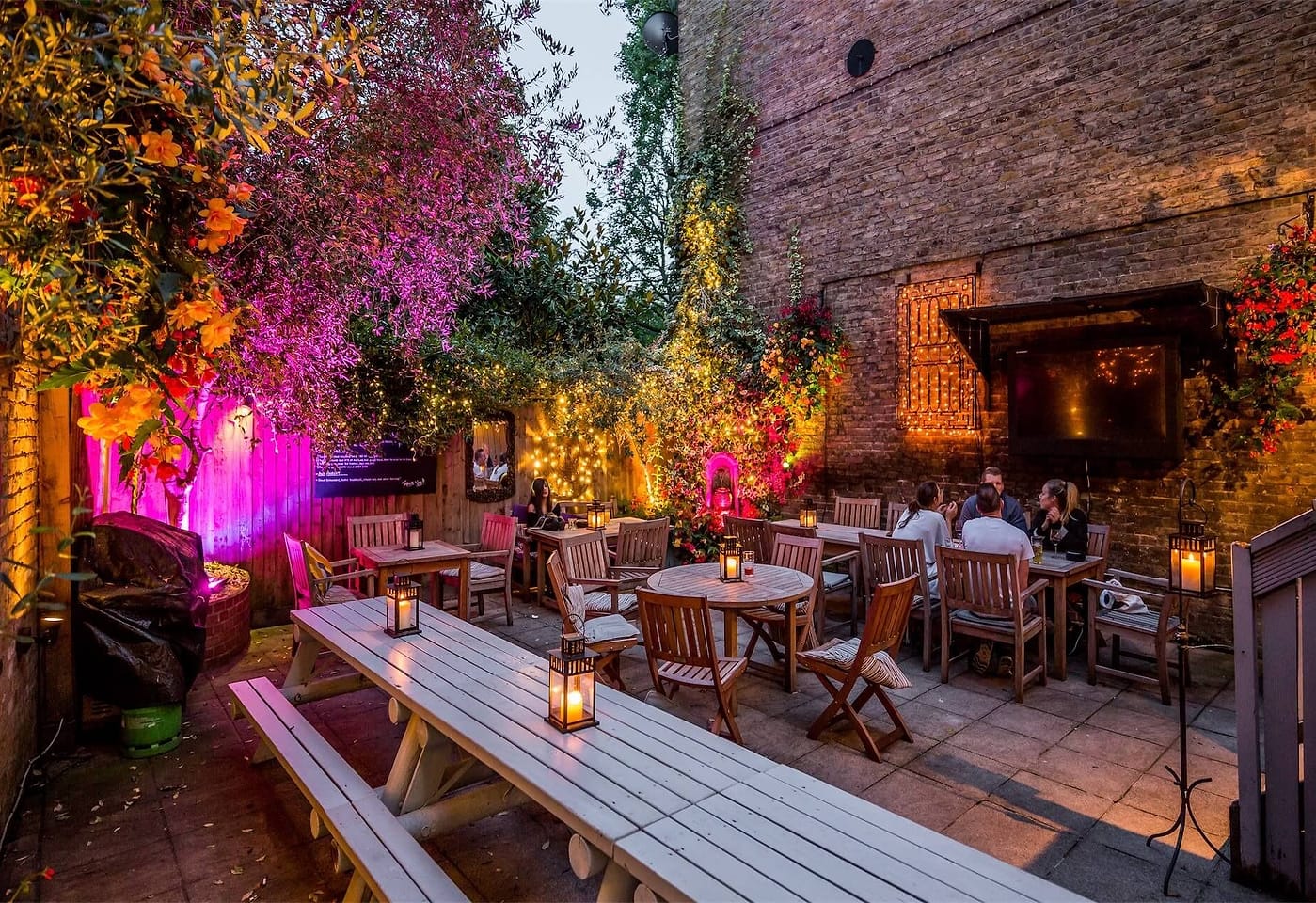 beer garden at the crown and sceptre shepherds bush london bar