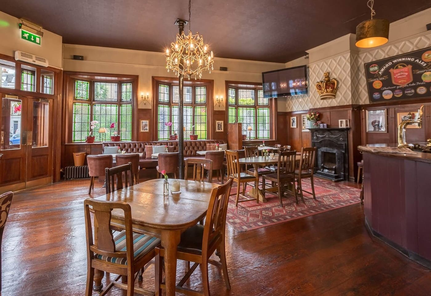 interior of the crown and sceptre shepherds bush london bar