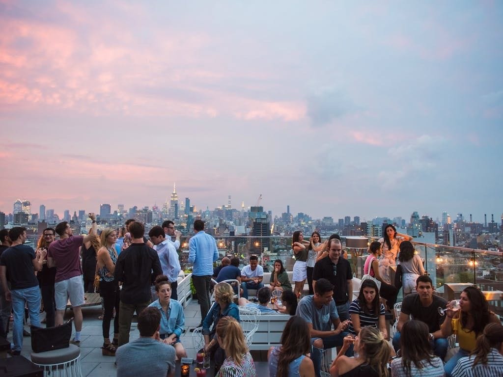 A rooftop bar with majestic views of Lower Manhattan: The Crown1