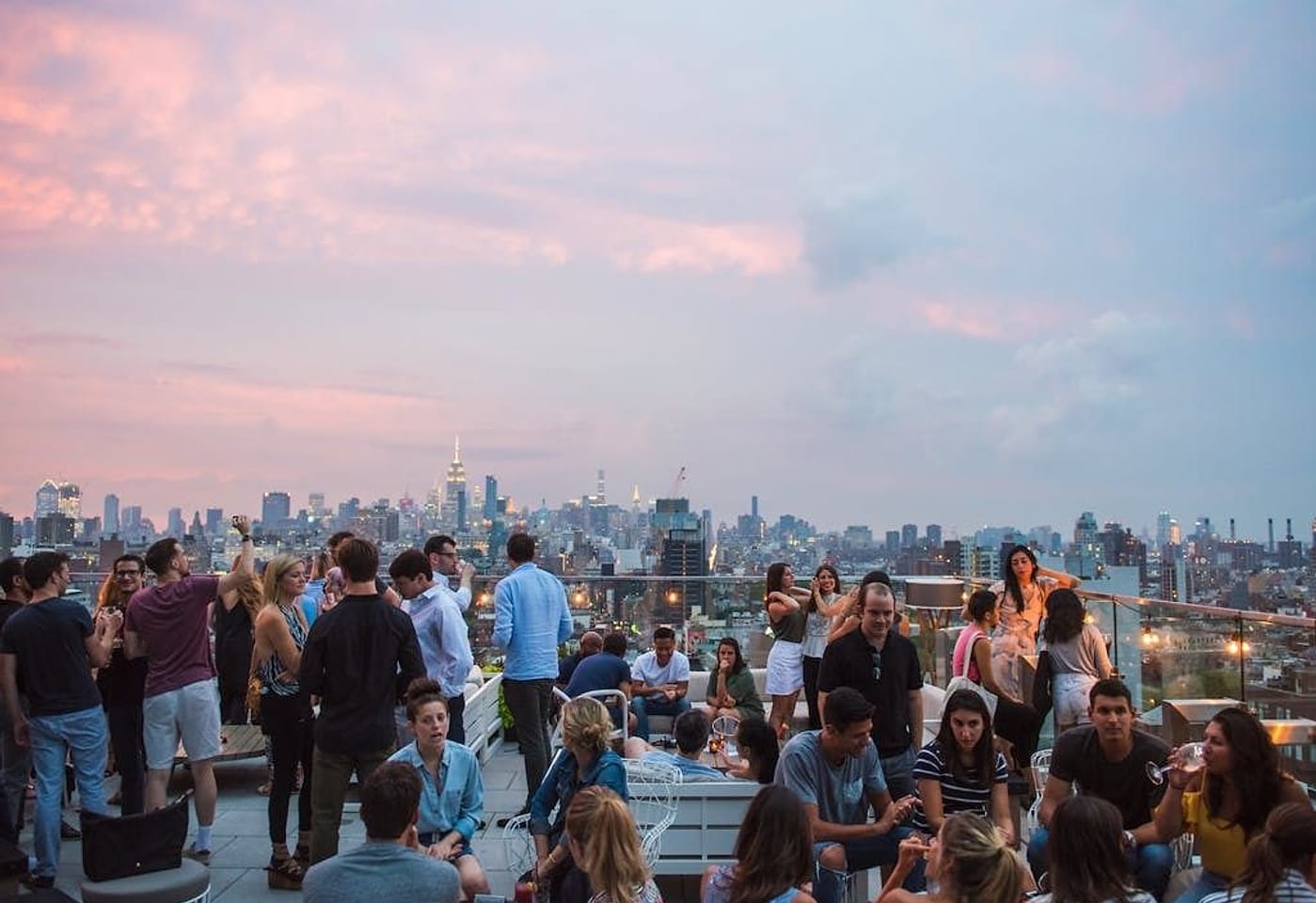A rooftop bar with majestic views of Lower Manhattan: The Crown1