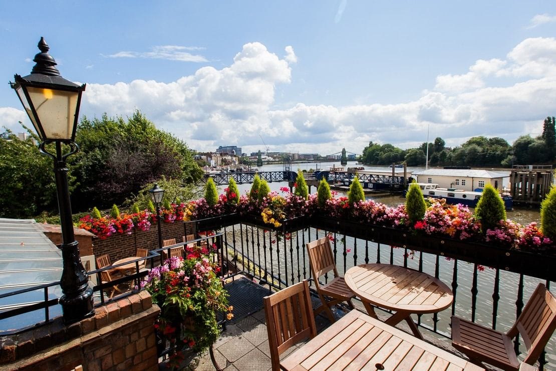 terrace balcony of the dove hammersmith river bar 