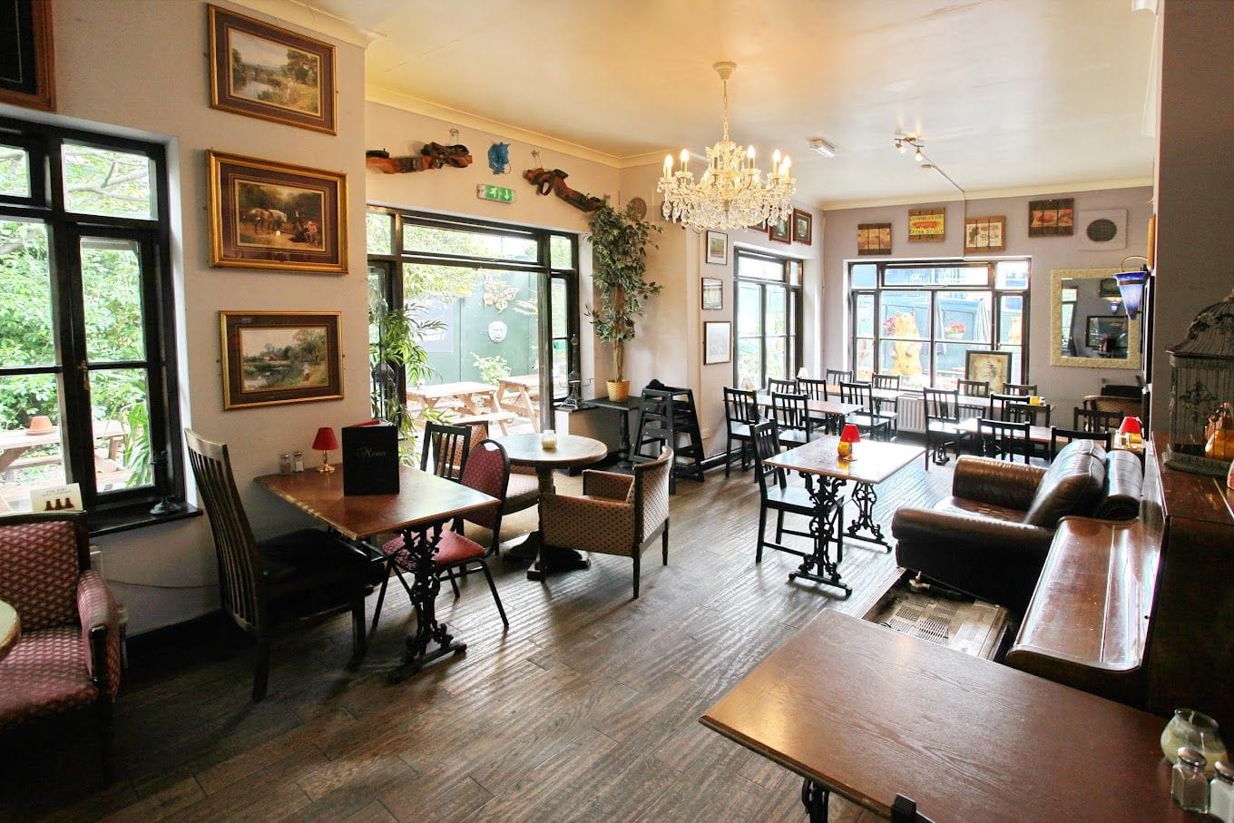 inside the London Bridge bar the Horseshoe Inn pub