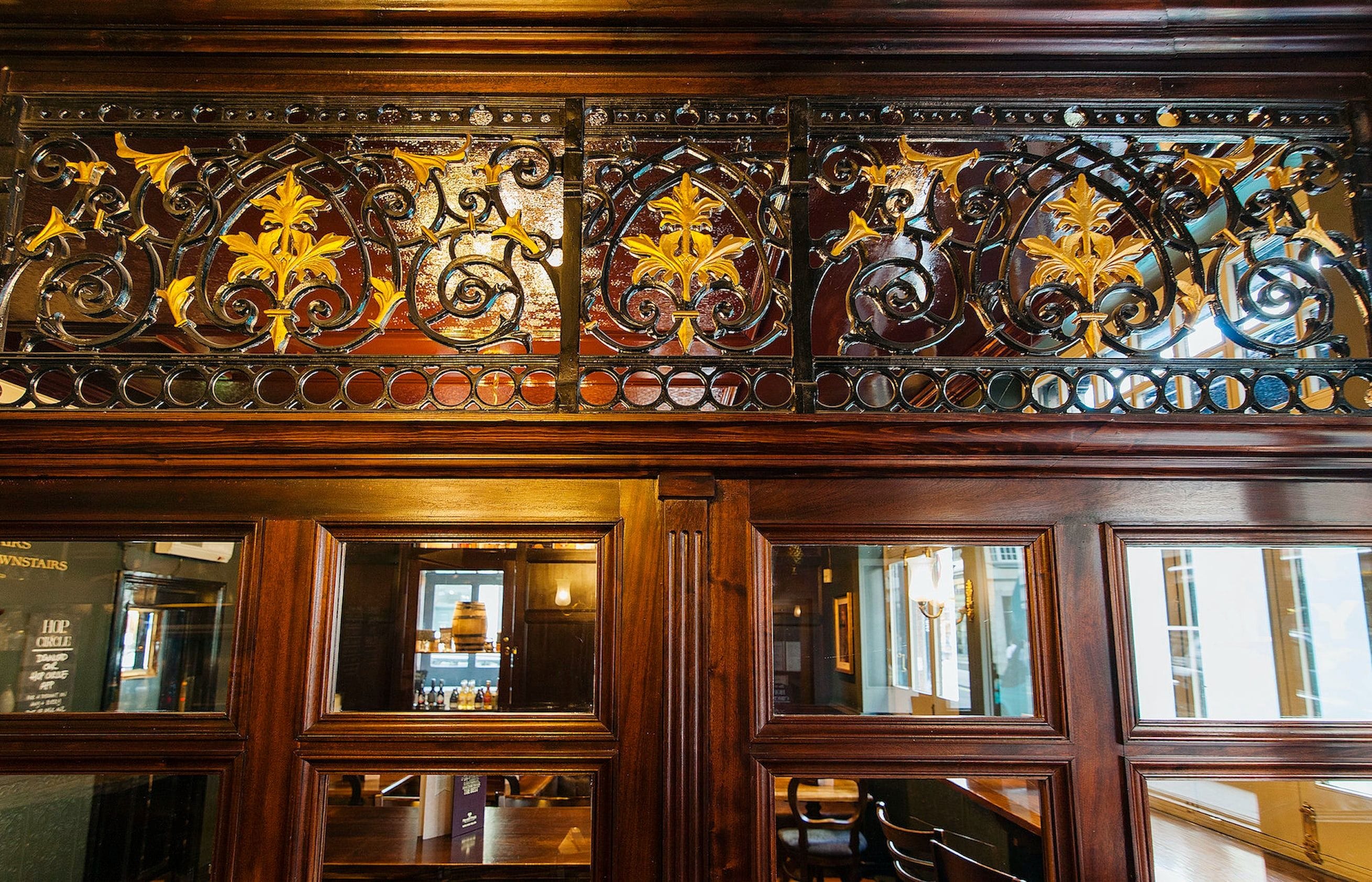 detail of the kings head green park bar london