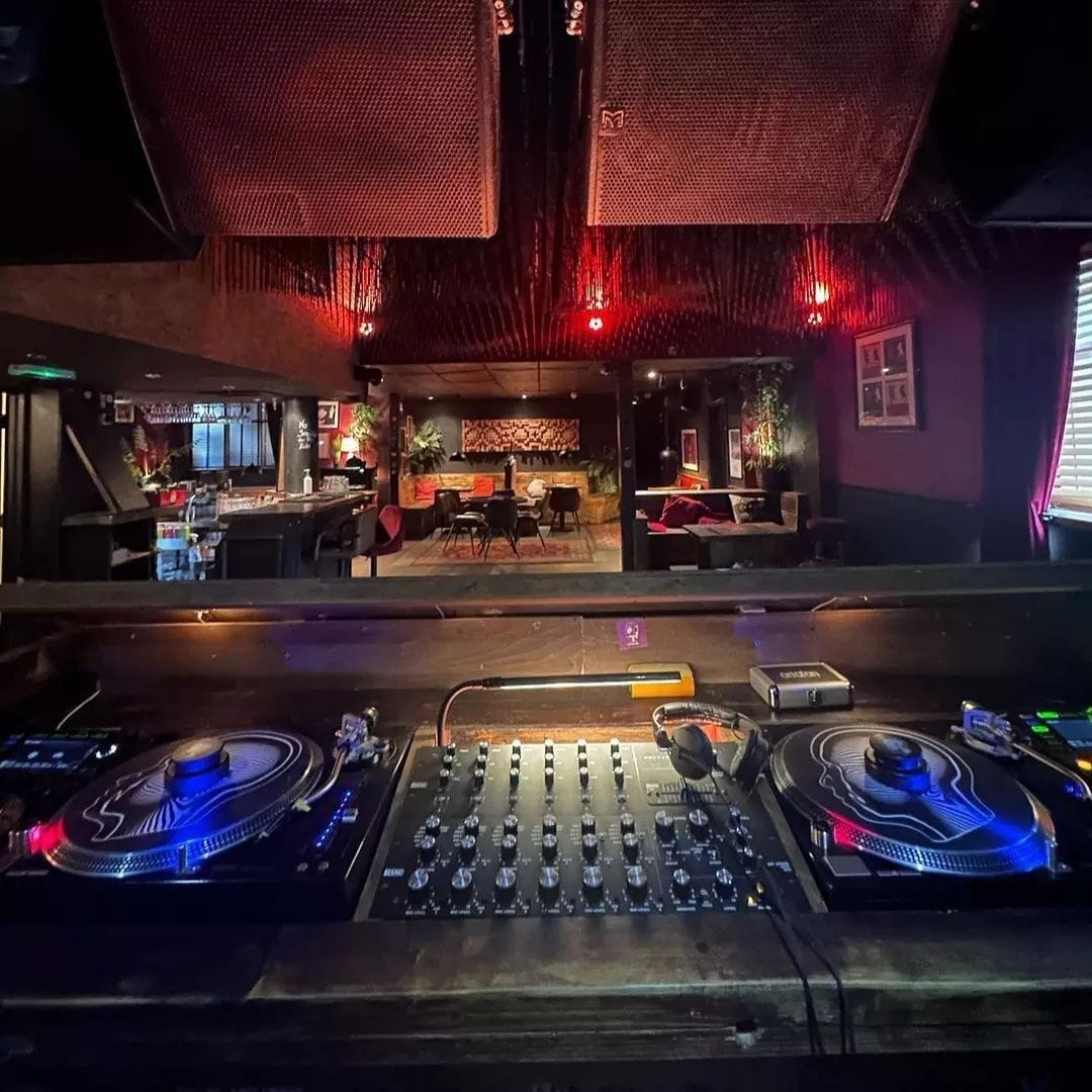 DJ decks at the lion and lamb in hoxton london