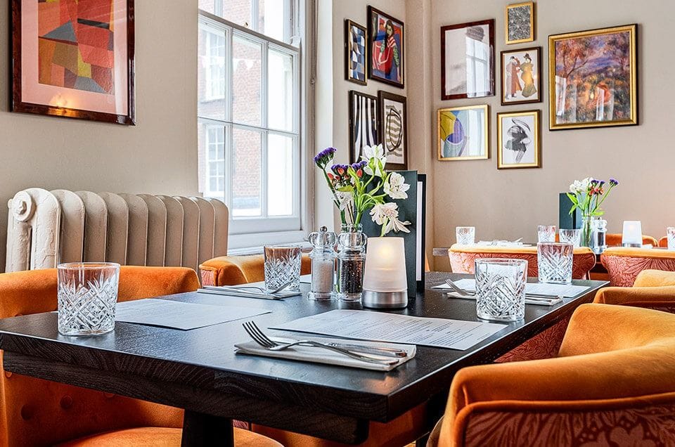 interior of the market tavern green park bar london