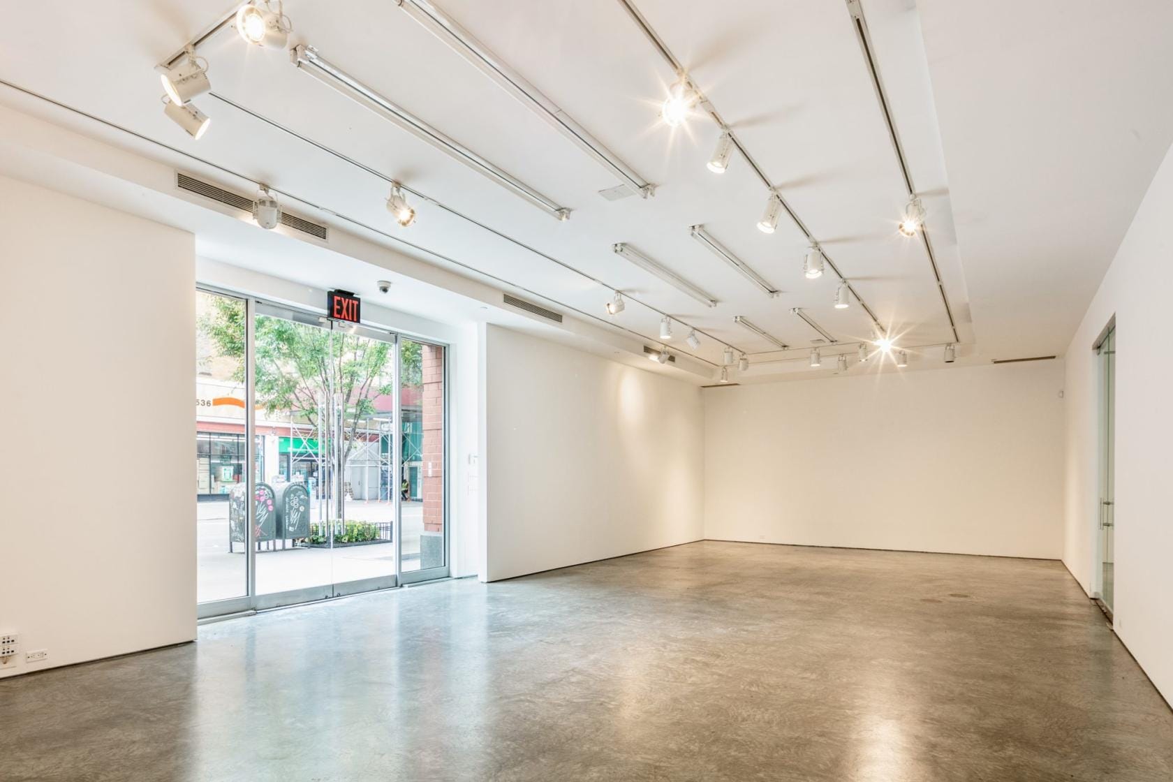 A private gallery in a bustling area: One Art Space1